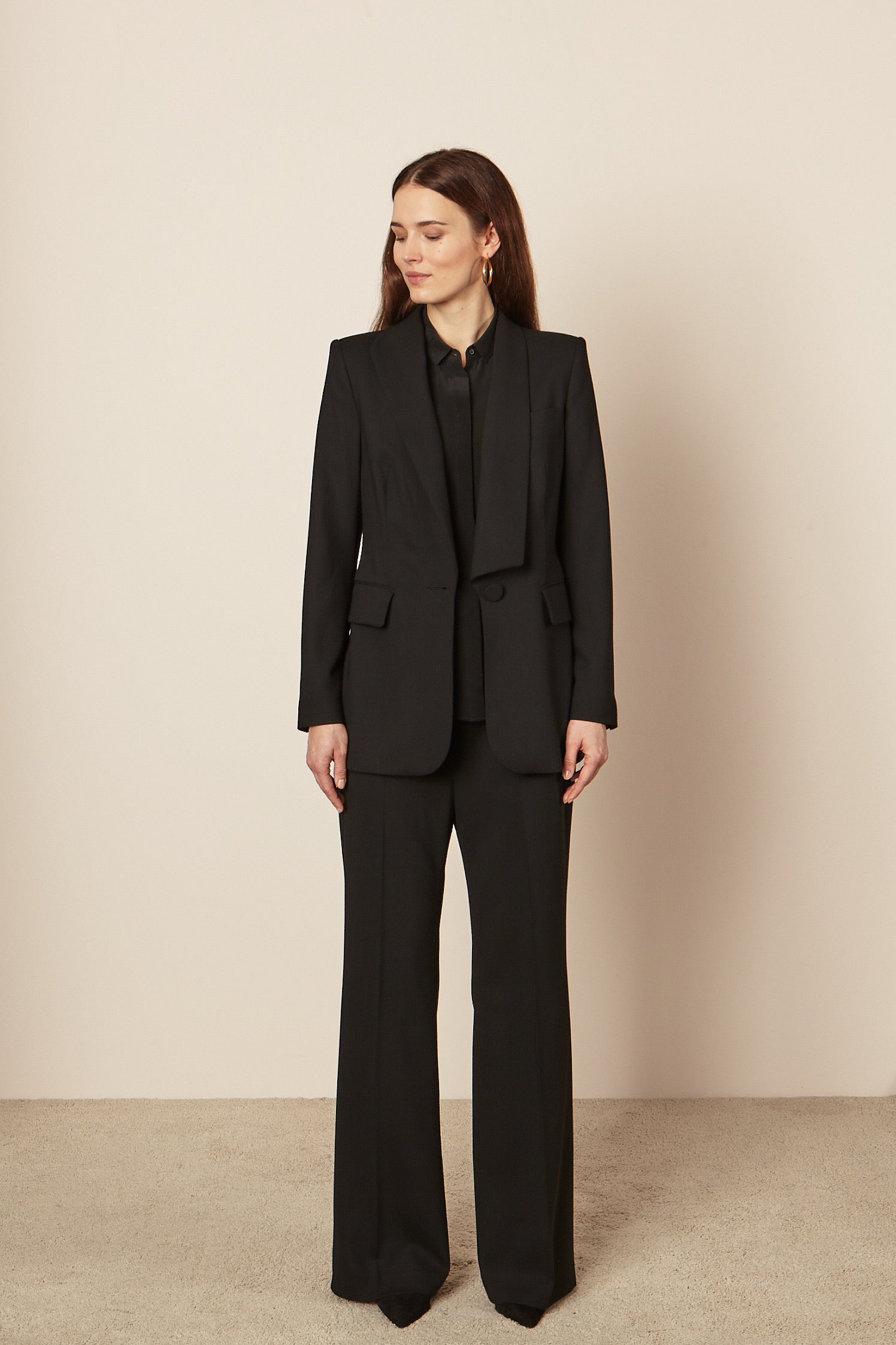 Damen-Anzug aus reiner nachhaltiger Wolle in Schwarz